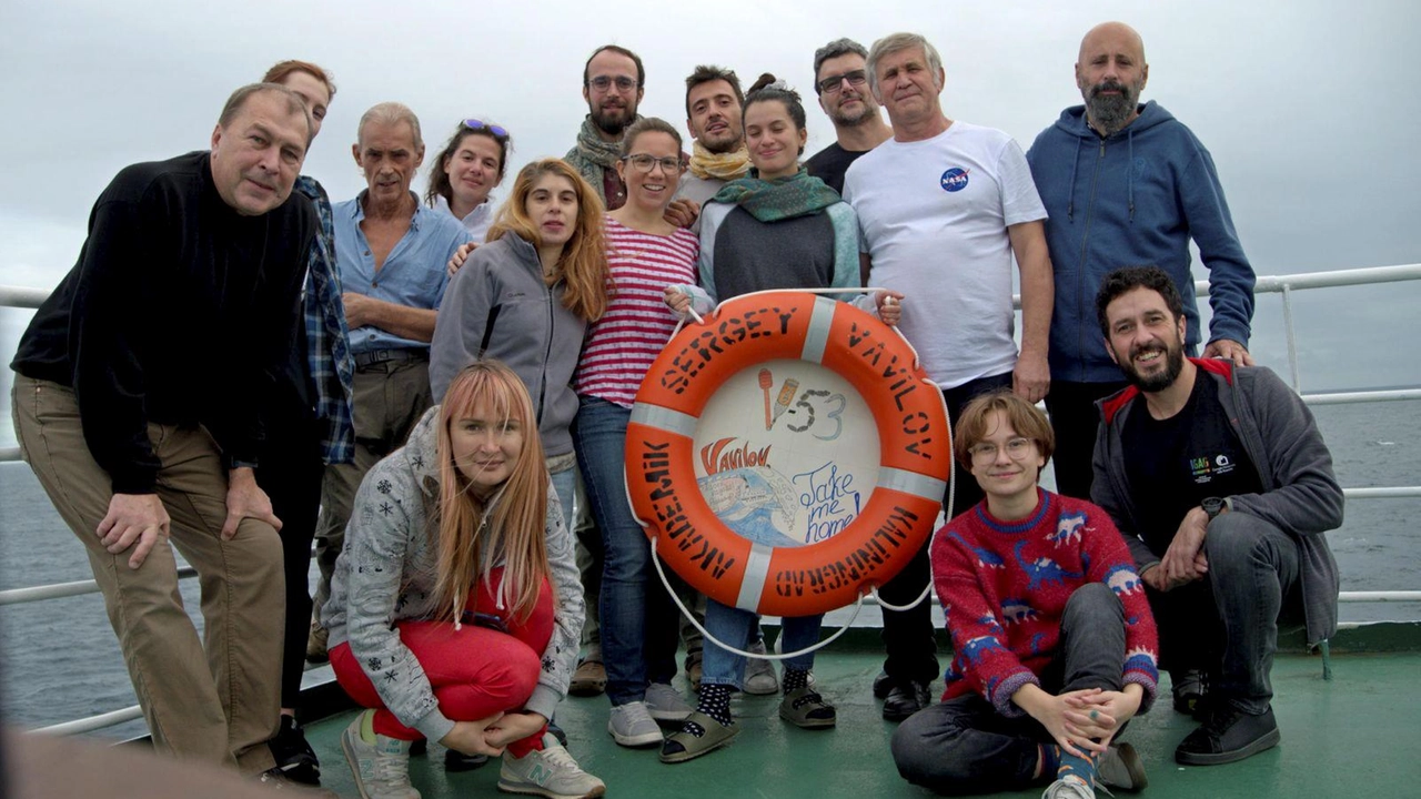 I ricercatori dell’università di Pavia impegnati nello studio sul plume I risultati della spedizione sono stati pubblicati su “Nature Geoscience” I ricercatori dell’università di Pavia impegnati nello studio sul plume I risultati della spedizione sono stati pubblicati su “Nature Geoscience”