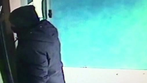 Armato di forbici ha rapinato il supermercato Carrefour arrivando a ferire il cassiere che ha tentato di resiste al colpo.... Armato di forbici ha rapinato il supermercato Carrefour arrivando a ferire il cassiere che ha tentato di resiste al colpo....