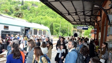 Varenna scoppia ancora prima dell’estate, preoccupazione a Perledo: “Non siamo pronti, i pullman sostitutivi non possono passare fra la gente"