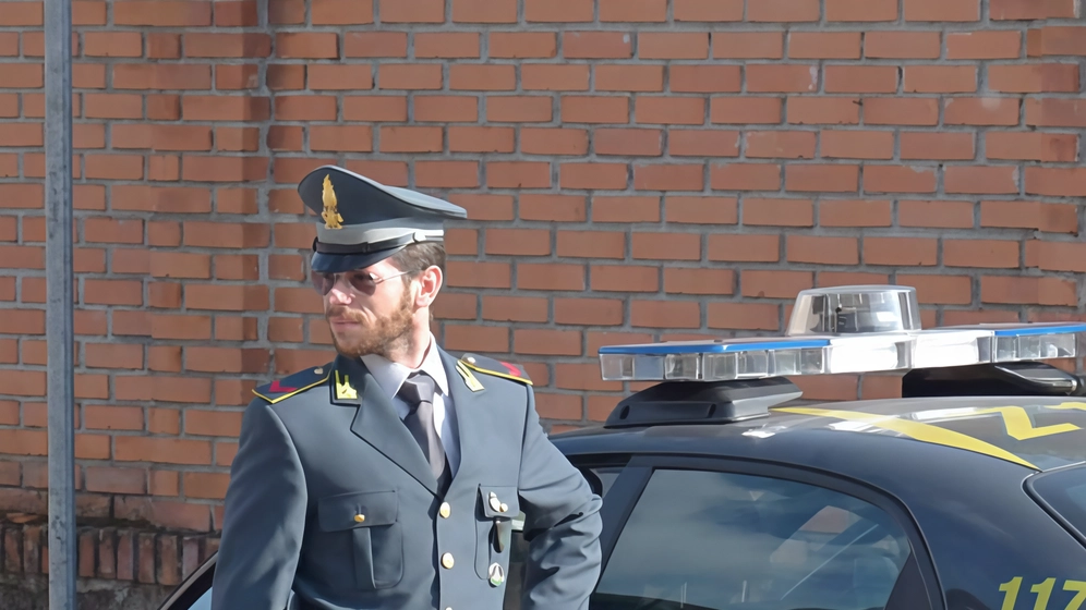 Il provvedimento della Finanza è scaturito dallo sviluppo di una precedente attività investigativa su tre “caporali“ cinesi che costringevano gli operai a turni di lavoro massacranti. Il provvedimento della Finanza è scaturito dallo sviluppo di una precedente attività investigativa su tre “caporali“ cinesi che costringevano gli operai a turni di lavoro massacranti.