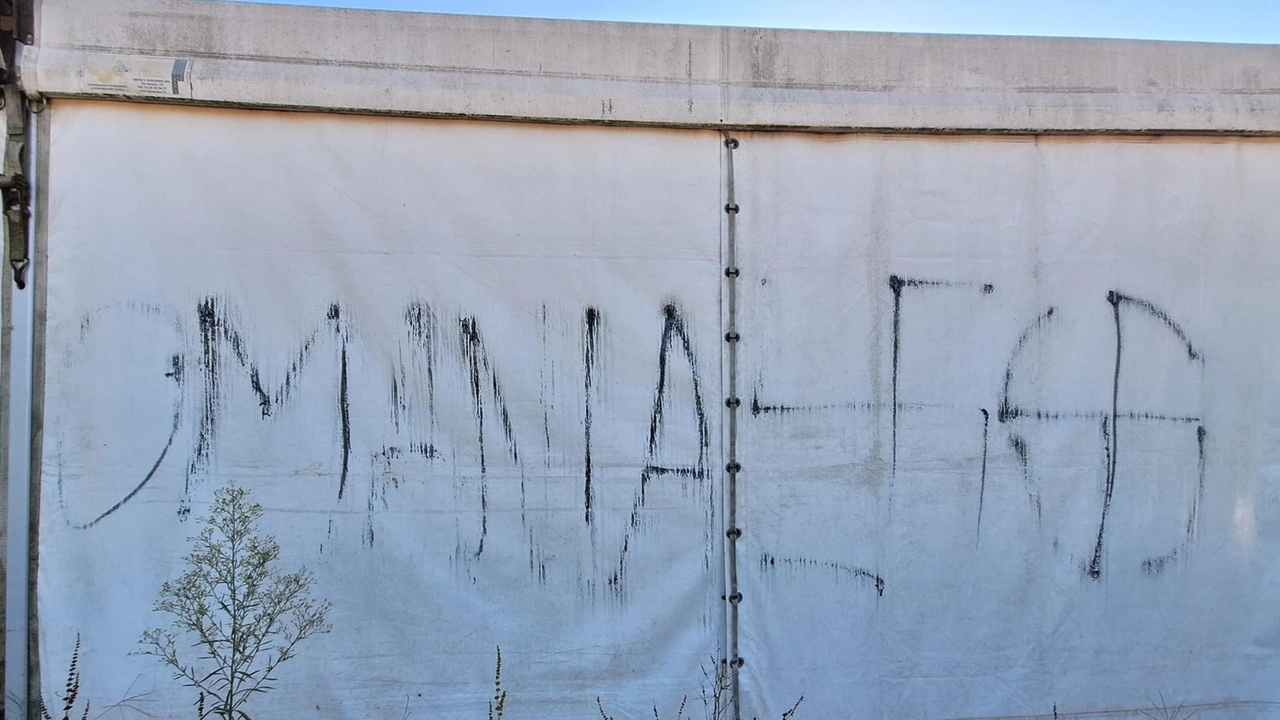 Svastiche, croci celtiche, insulti e manifesti imbrattati alla festa dell'Unità alla Schiranna, a Varese, dove questa sera è attesa la segretaria Pd Elly Schlein, 30 agosto 2025 ANSA/ Simona Carnaghi Svastiche, croci celtiche, insulti e manifesti imbrattati alla festa dell'Unità alla Schiranna, a Varese, dove questa sera è attesa la segretaria Pd Elly Schlein, 30 agosto 2025 ANSA/ Simona Carnaghi