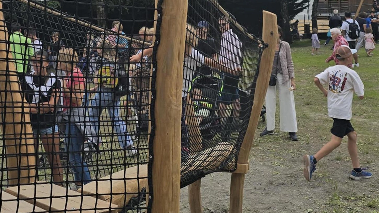 Tanti i giochi anche inclusivi. Il Parco dello Stelvio ha regalato le panchine e i tavoli da picnic per uno spazio verde che vuole essere accogliente