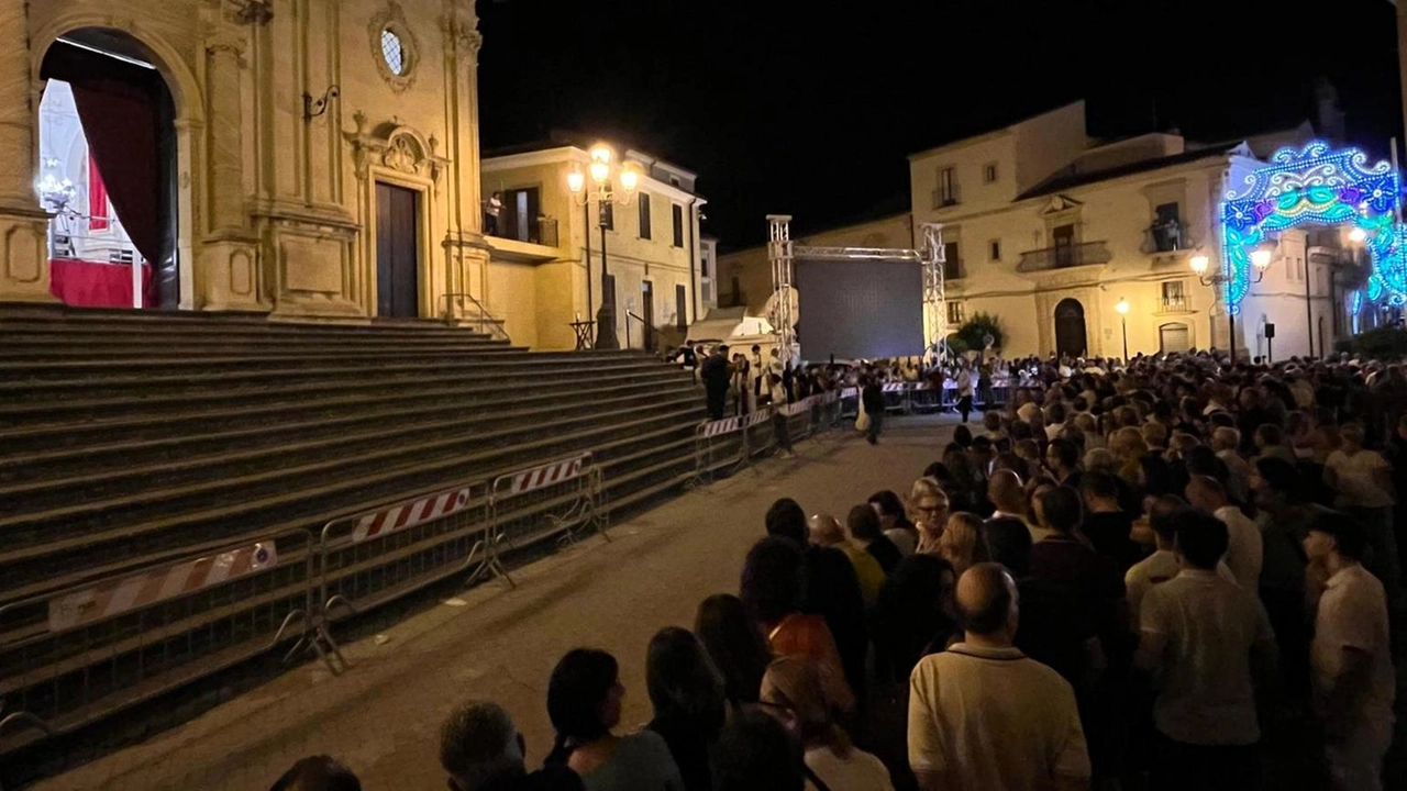 Centinaia di persone dietro le transenne lo hanno applaudito