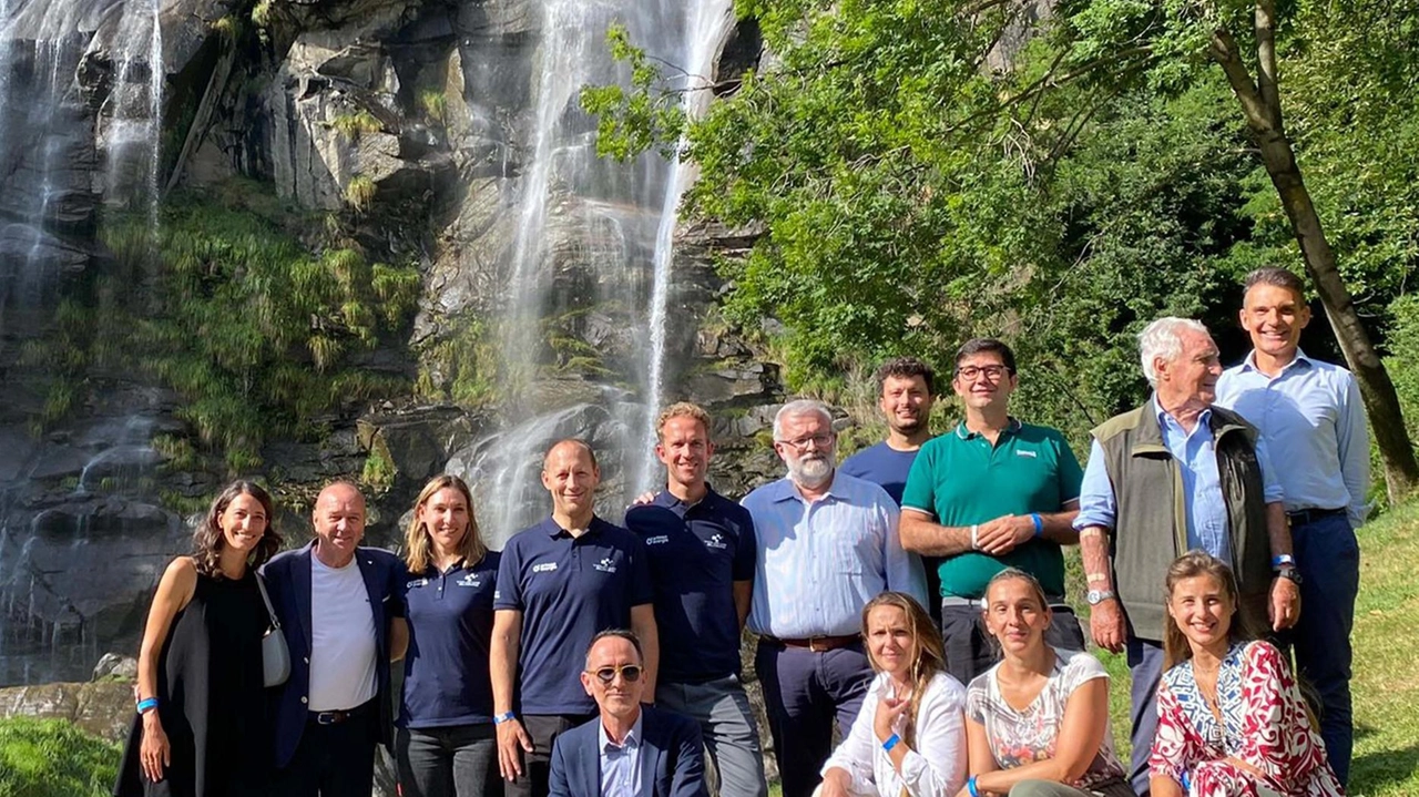 Alle cascate di Piuro foto di gruppo col presidente della Provincia Davide Menegola e. il sindaco Omar Iacomella Alle cascate di Piuro foto di gruppo col presidente della Provincia Davide Menegola e. il sindaco Omar Iacomella