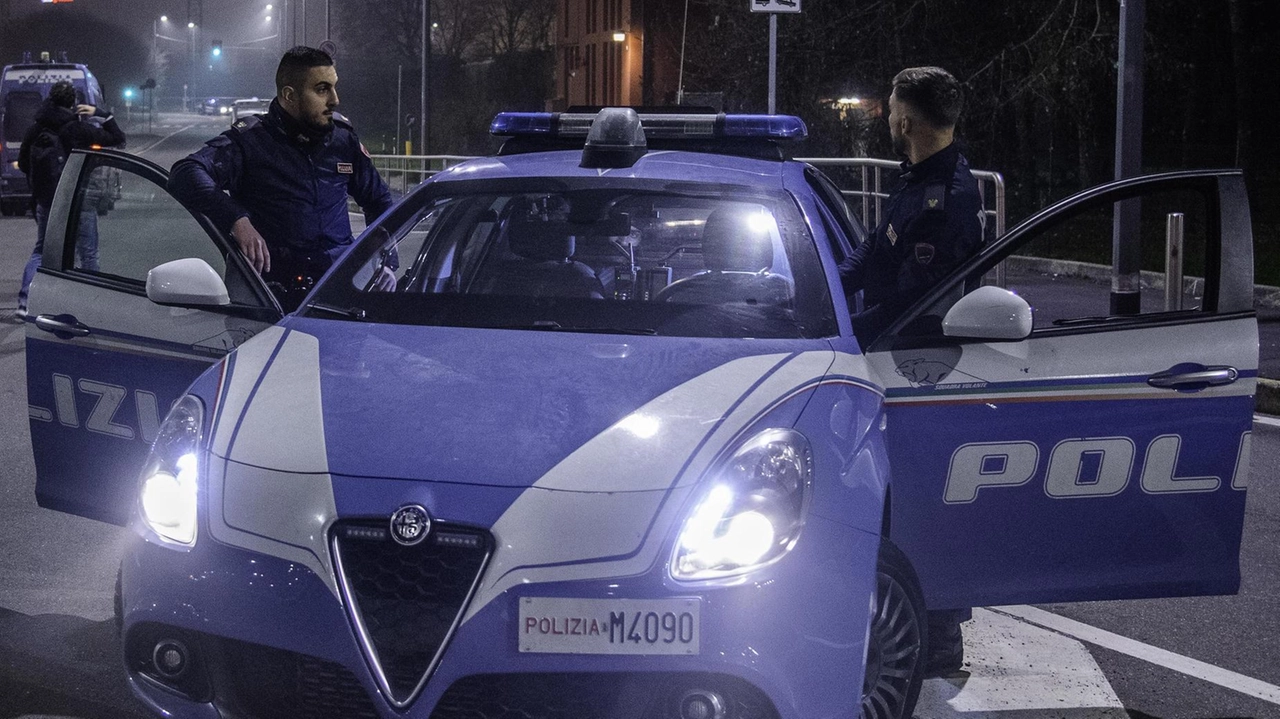 Litigano proprio sotto al Commissariato per futili motivi, e uno aggredisce l’altro a colpi di catena e spray urticante....