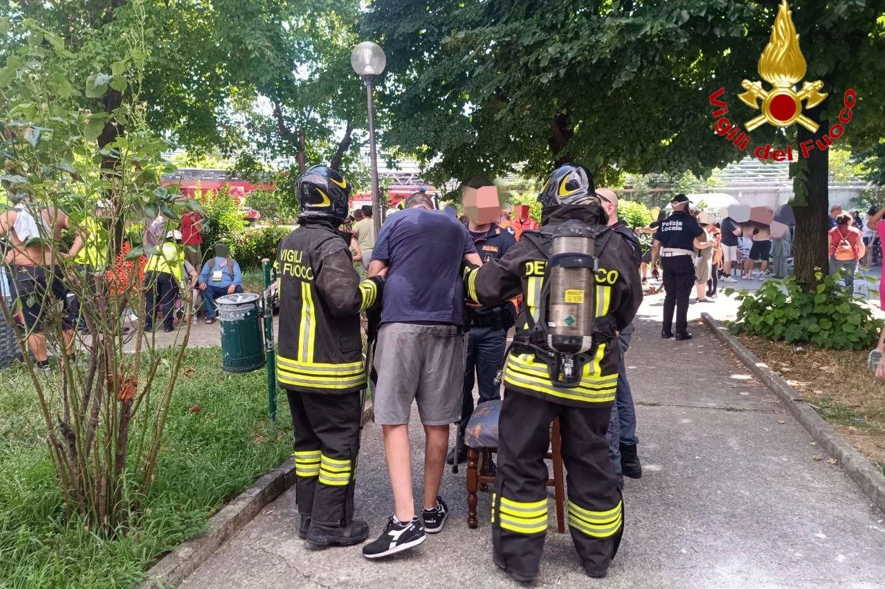 Una delle persone allontanate dalla palazzina che sono dovute ricorrere alle cure dei sanitari a causa dell'incendio