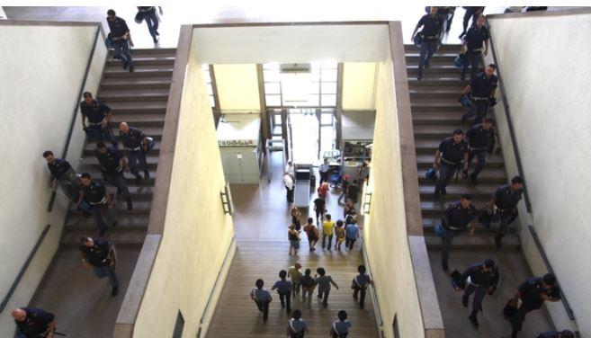 Tribunale, il girone infernale delle direttissime: vite ai margini fiaccate dalle cocaina. E quello stipendio che non basta mai Tribunale, il girone infernale delle direttissime: vite ai margini fiaccate dalle cocaina. E quello stipendio che non basta mai