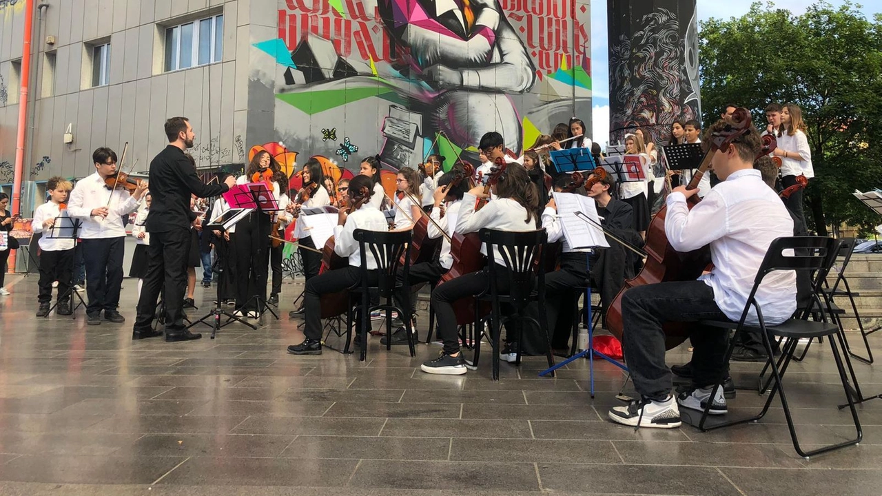 Il Barrio's, centro d'aggregazione a Milano, offre teatro, sport e supporto sociale, simbolo di cambiamento e inclusione. Il Barrio's, centro d'aggregazione a Milano, offre teatro, sport e supporto sociale, simbolo di cambiamento e inclusione.