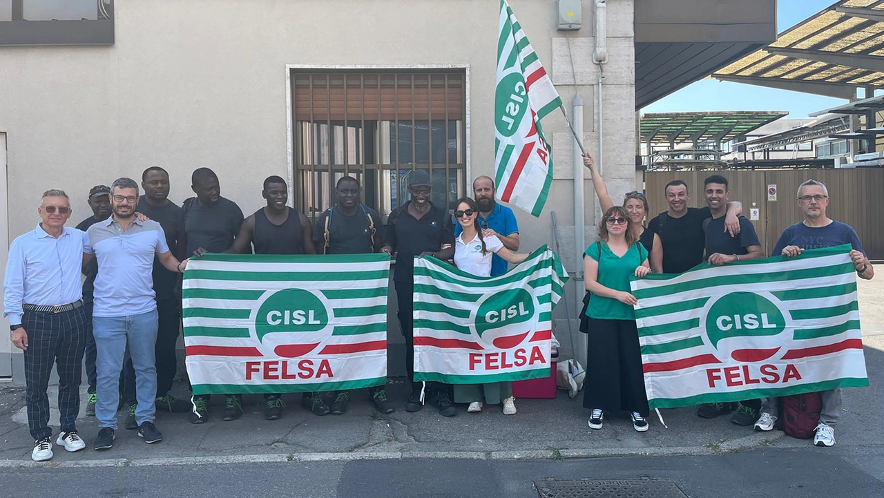 Gli addetti dell’azienda metalmeccanica di Cinisello in presidio alla Oxidal Bagno