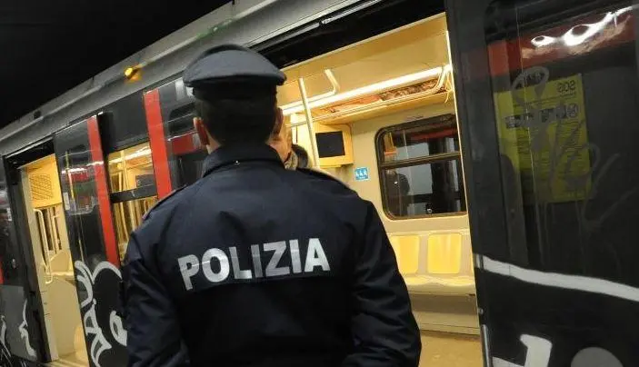 Paura in metropolitana a San Babila: minaccia passeggeri con una grossa catena poi prende a calci e pugni la polizia