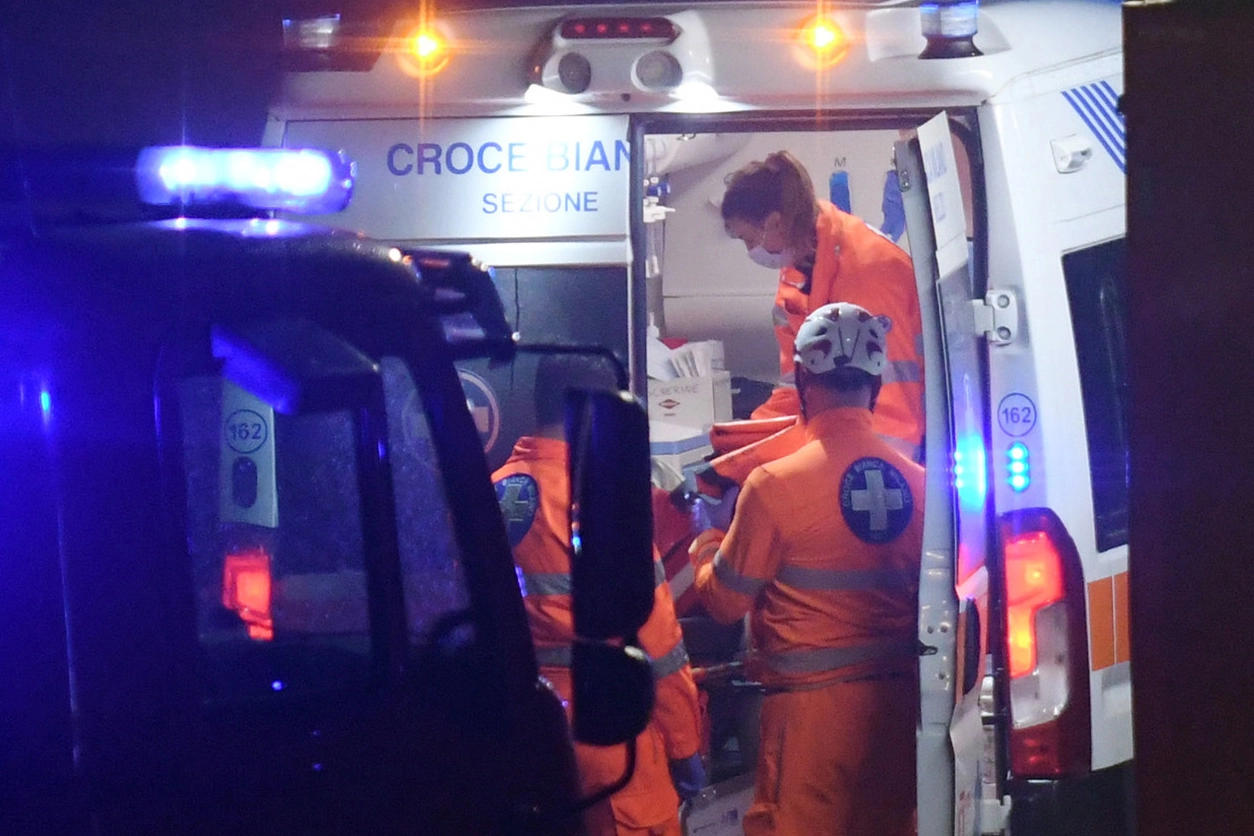 Il giovane è stato portato in condizioni estremanente critiche all'Humanitas di Rozzano