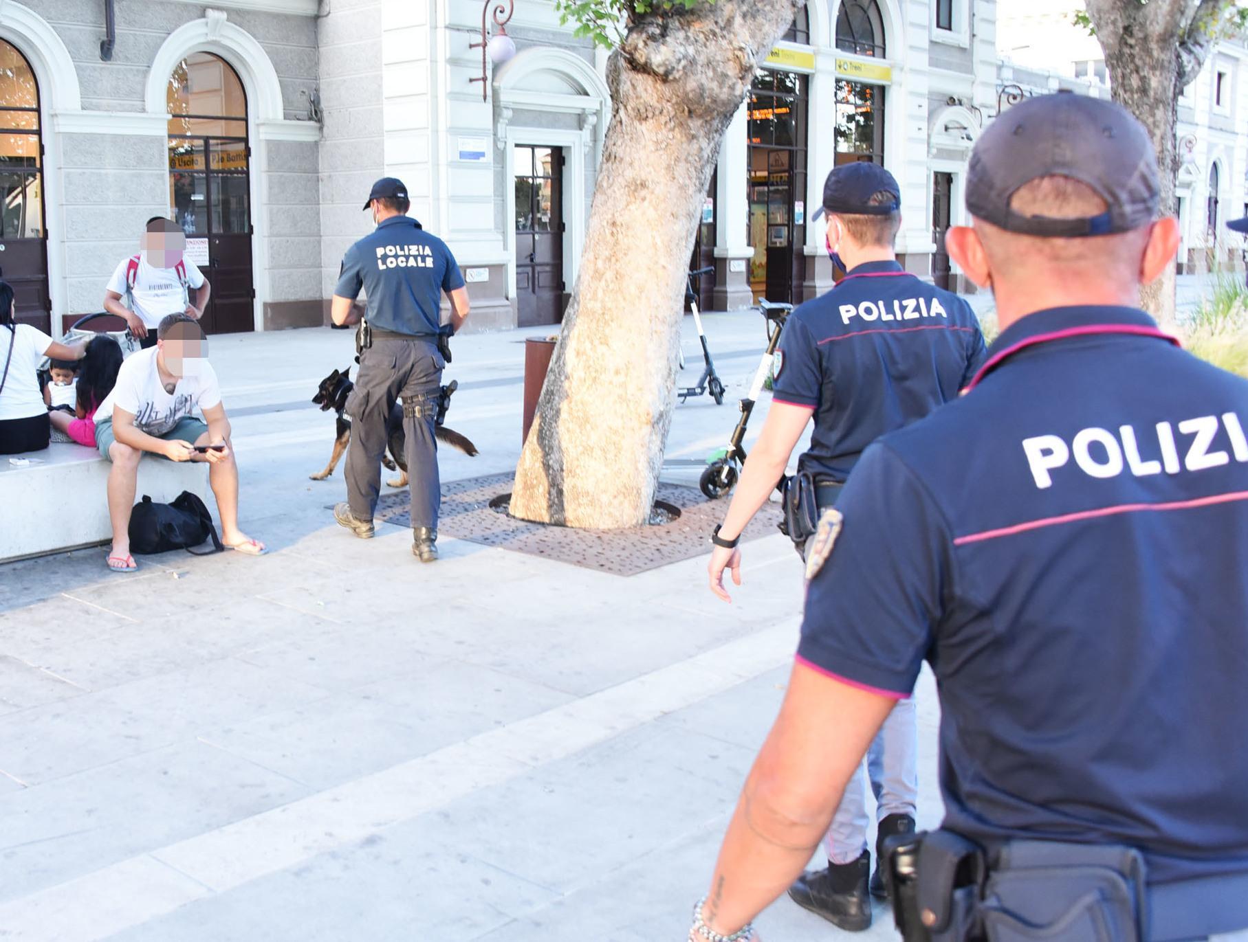 Minori mostrano armi in centro. Denunciati grazie ai video Minori mostrano armi in centro. Denunciati grazie ai video