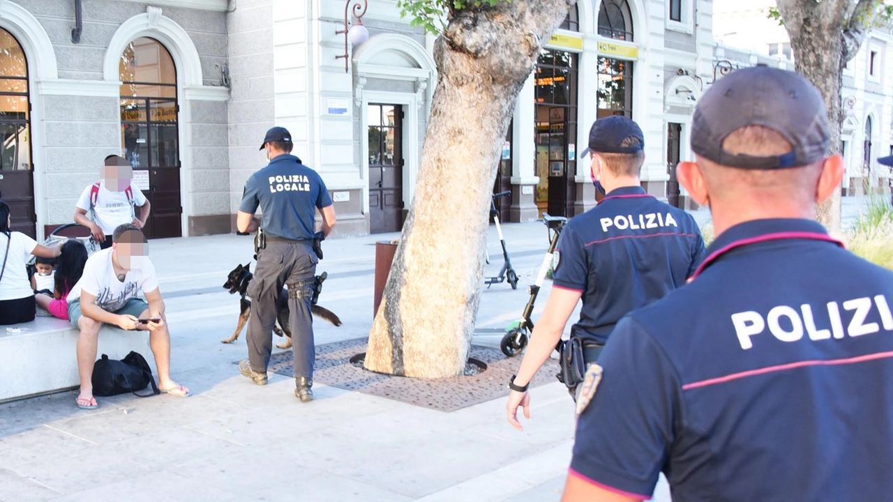 Un video li ritraeva armi in mano, in pieno centro e in altre zone riconoscibili della città. La pistola... Un video li ritraeva armi in mano, in pieno centro e in altre zone riconoscibili della città. La pistola...