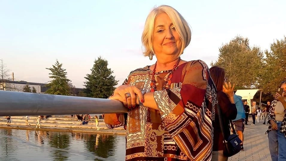 Silvana Damato davanti al bar del Paroc Nord che era solita frequentare