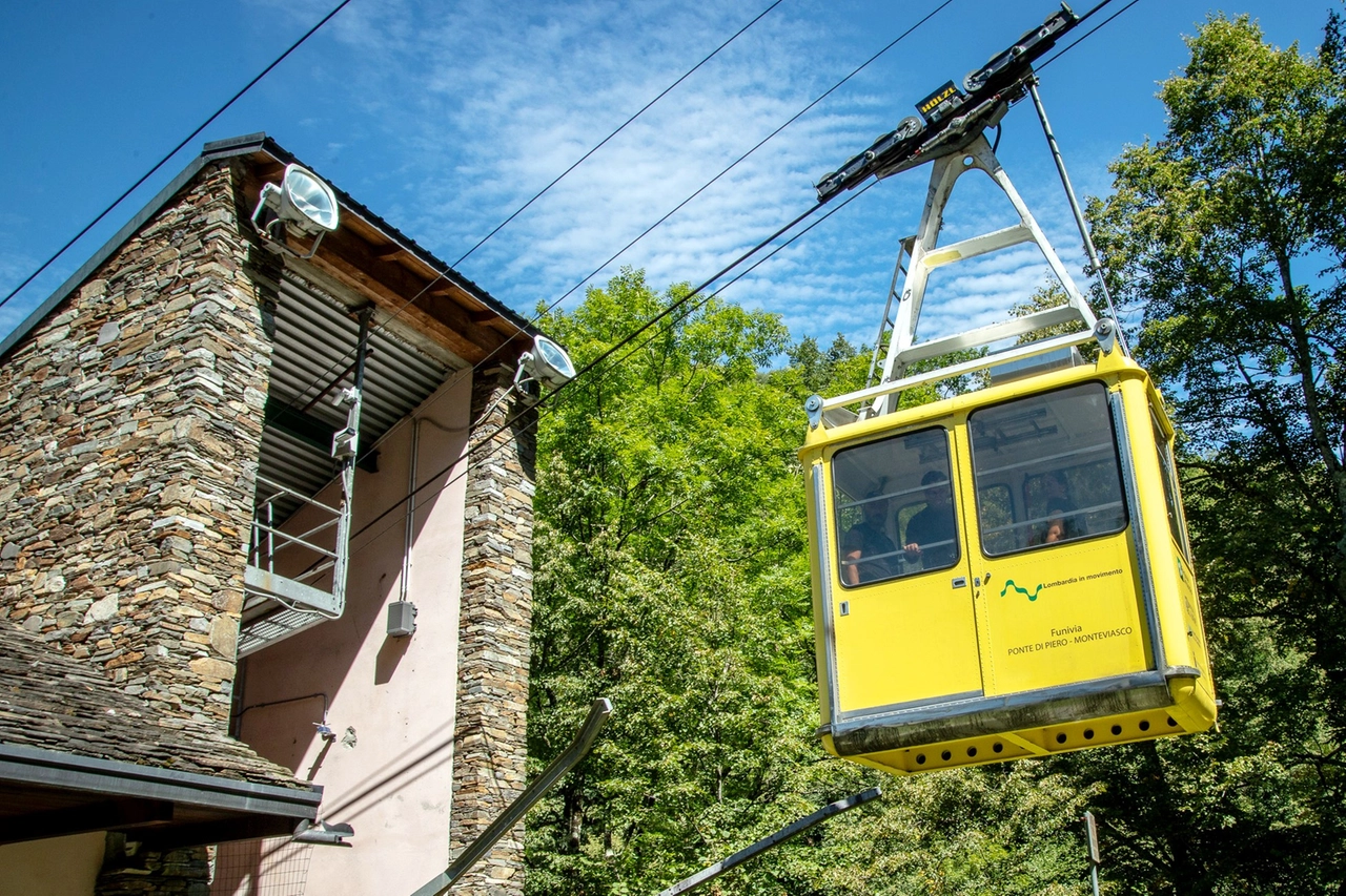 Per il piccolo borgo al confine con la Svizzera il collegamento fornito dalla funivia è essenziale
