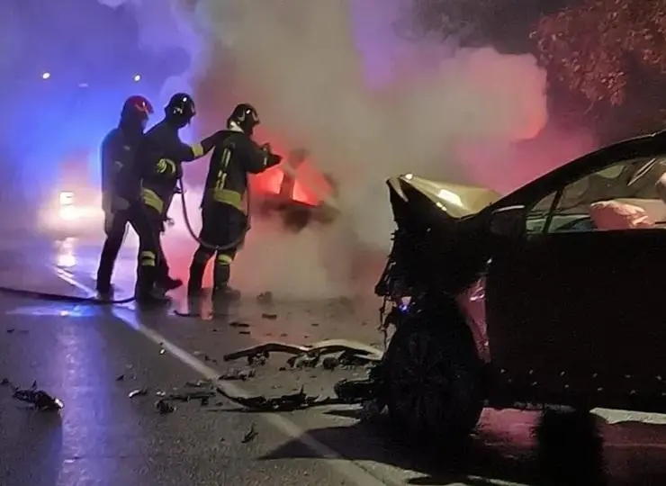 Calolziocorte, danno fuoco a un’auto dove dormivano i senzatetto