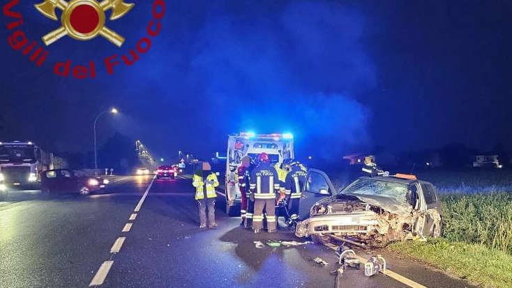 Le auto distrutte nello scontro e i soccorsi Le auto distrutte nello scontro e i soccorsi