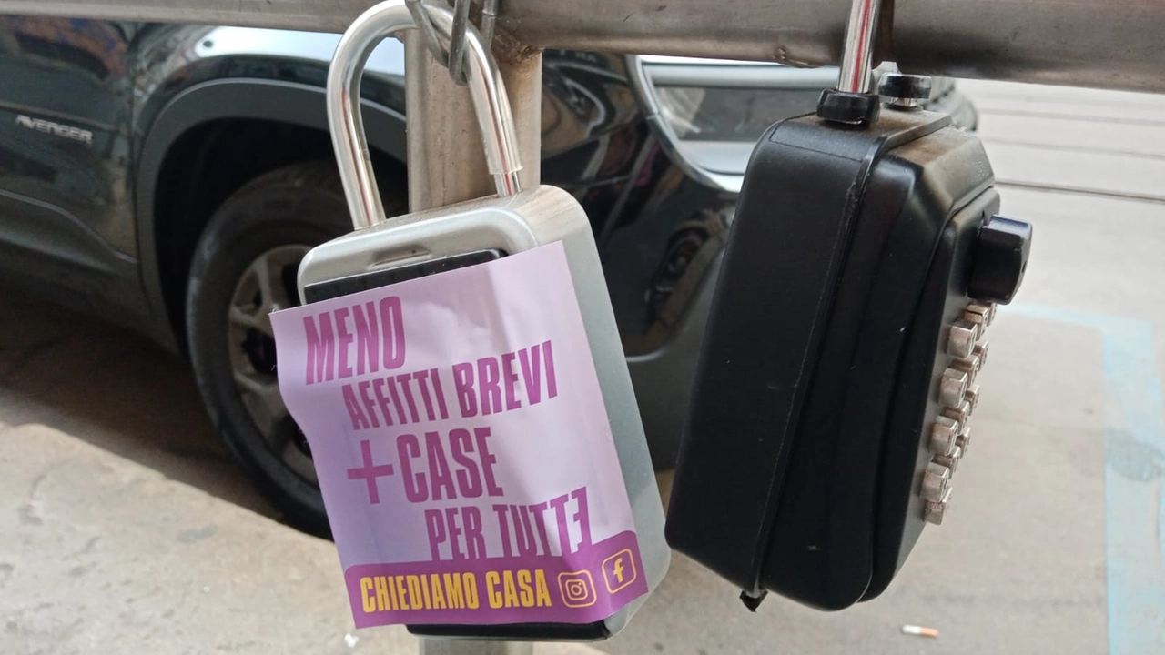 Adesivi applicati sui lock box nell’ambito della protesta dei movimenti Adesivi applicati sui lock box nell’ambito della protesta dei movimenti