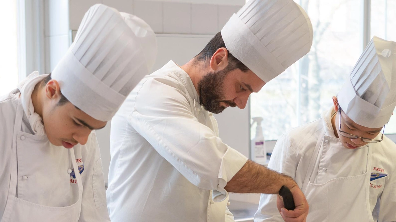 Studenti al lavoro in cucina. Per Lorella Carimali non ci sono scuole di serie A e scuole di serie B Studenti al lavoro in cucina. Per Lorella Carimali non ci sono scuole di serie A e scuole di serie B