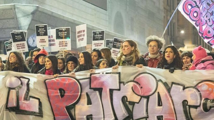 "Disarmiamo il patriarcato": si è aperto con questo striscione il corteo di “Non una di meno” per la giornata mondiale...