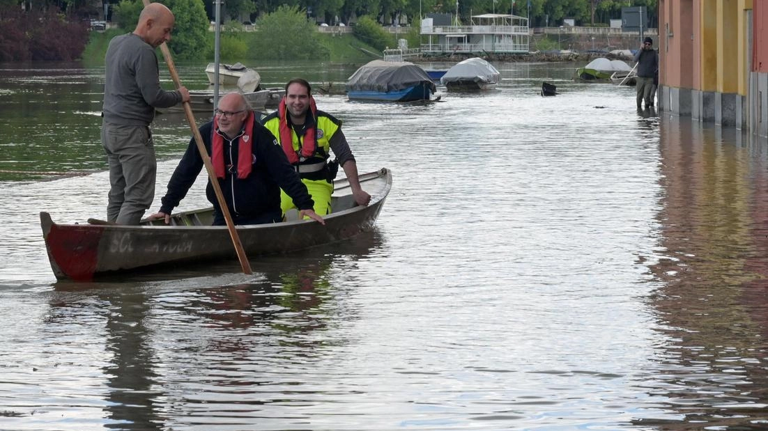 Il sindaco di Pavia Michele Lissia ha monitorato nottetempo il Fiume azzurro che saliva. Poi in barca ha portato sacchi di sabbia in via Trinchera. "Situazione seria ma sotto controllo".