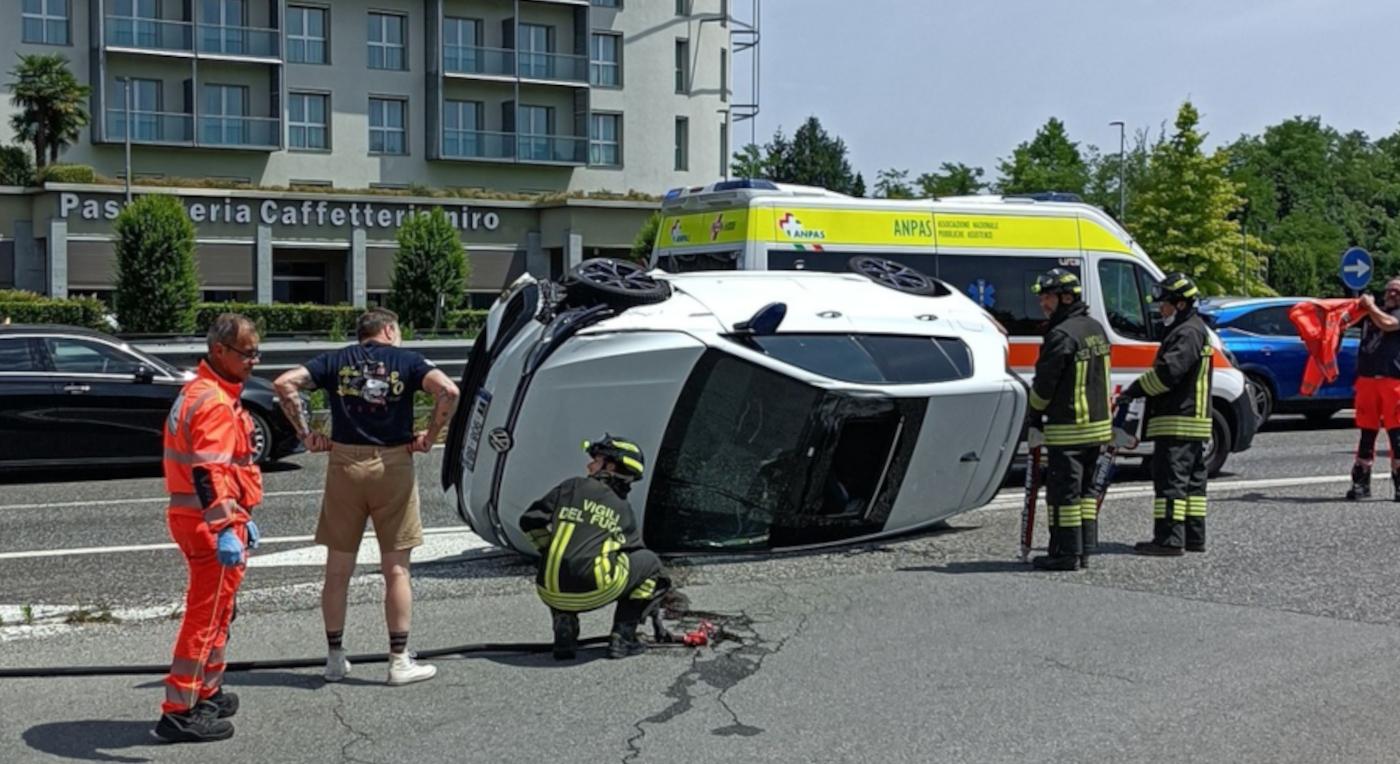 Grave incidente sulla Statale 36, auto si ribalta dopo uno scontro: quattro feriti e traffico bloccato Grave incidente sulla Statale 36, auto si ribalta dopo uno scontro: quattro feriti e traffico bloccato