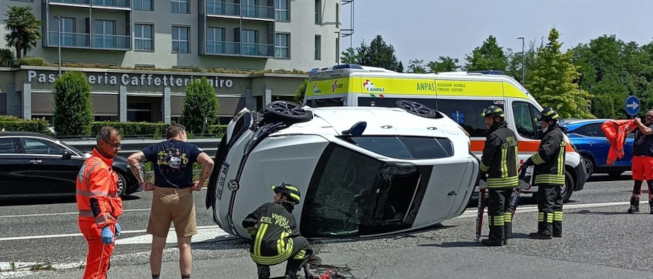 Grave incidente sulla Statale 36, auto si ribalta dopo uno scontro: quattro feriti e traffico bloccato