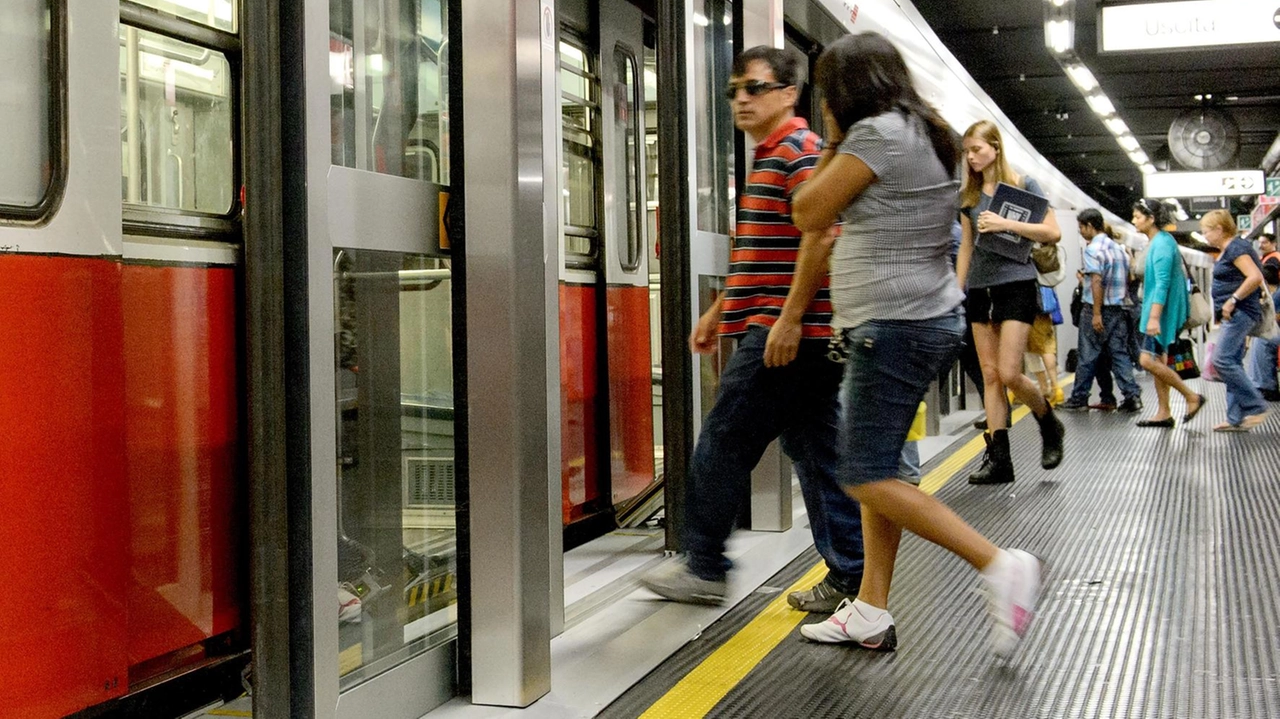 Due giovani a Milano causano panico alla stazione della metropolitana di Bisceglie con repliche di fucili ad aria compressa per un video sui social. Denunciati per violazione legge sulle armi trasformabili. Due giovani a Milano causano panico alla stazione della metropolitana di Bisceglie con repliche di fucili ad aria compressa per un video sui social. Denunciati per violazione legge sulle armi trasformabili.