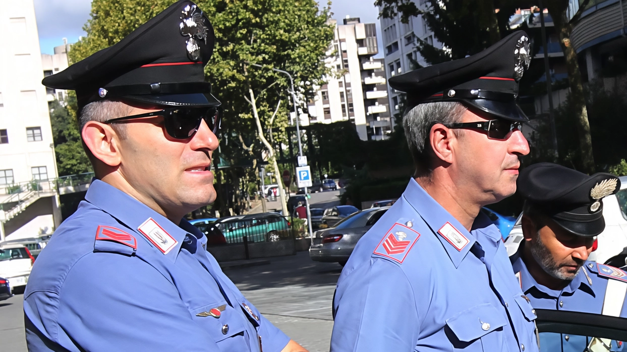 I carabinieri di Cesano Maderno hanno trovato l’uomo a ridosso del cancello del condominio I carabinieri di Cesano Maderno hanno trovato l’uomo a ridosso del cancello del condominio