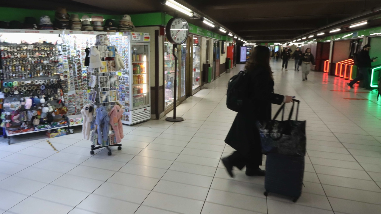 Metropolitana a Milano: la stazione di Cadorna, dove si incrociano la M1 rossa e la M2 verde