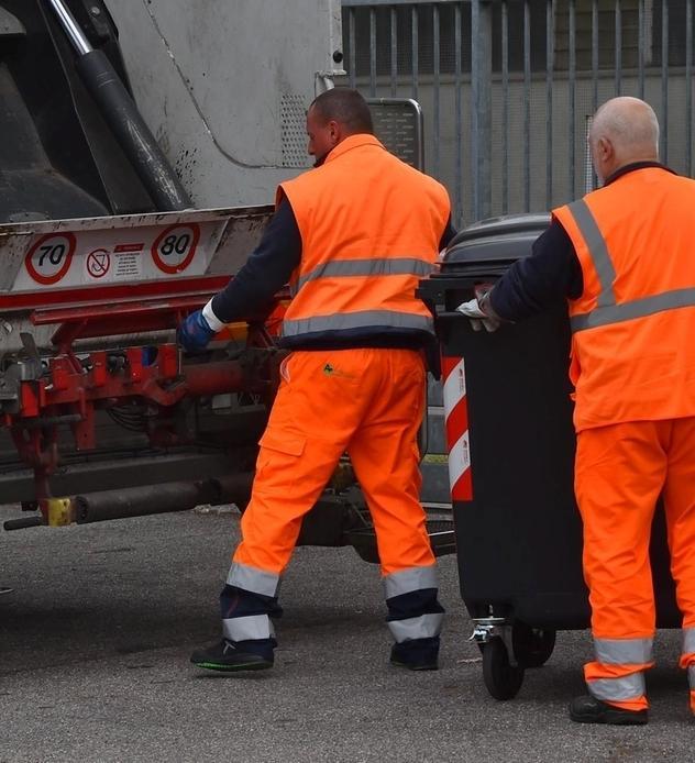 Linea dura nella gestione dei rifiuti. Ultimatum agli “ecofurbi“: "Vetro impuro non verrà ritirato"