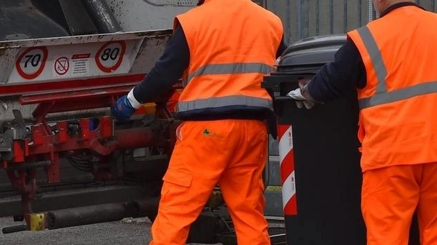 Nei bidoni non saranno ammessi ad esempio ceramica, oggetti in cristallo, teglie da forno, piastrelle e mattonelle Nei bidoni non saranno ammessi ad esempio ceramica, oggetti in cristallo, teglie da forno, piastrelle e mattonelle