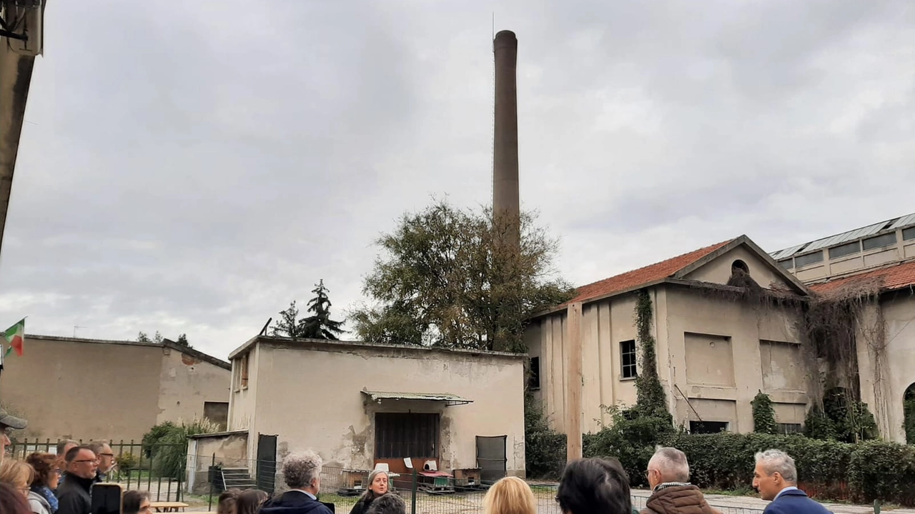 Il "caminone" dell'ex Cartiera è un simbolo di Bareggio Il "caminone" dell'ex Cartiera è un simbolo di Bareggio