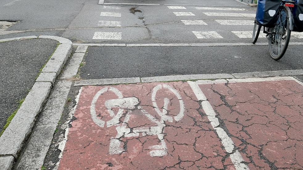 basta auto sulle ciclabili sulle strade regna il caos chi va in bici rischia la vita da Ilgiorno.it basta auto sulle ciclabili sulle strade regna il caos chi va in bici rischia la vita