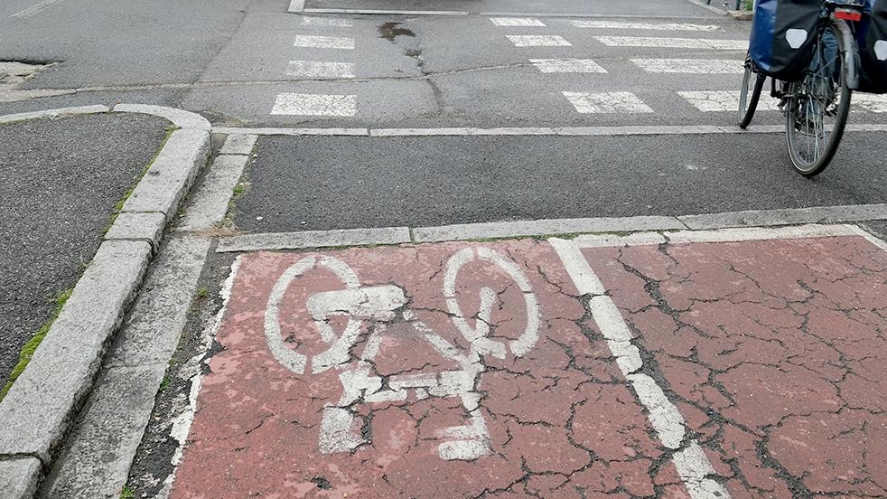 Piste ciclabili occupate dalle auto, poi parcheggi selvaggi e manovre contromano. Le strade di Monza sono un caos che mette... Piste ciclabili occupate dalle auto, poi parcheggi selvaggi e manovre contromano. Le strade di Monza sono un caos che mette...