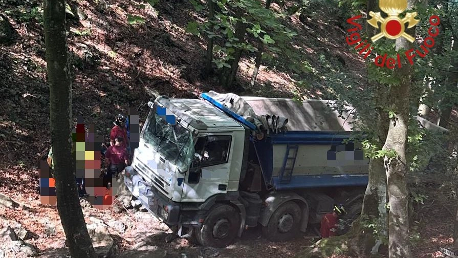 Autocarro ribaltato a Germasino verso il rifugio Motta Foida Autocarro ribaltato a Germasino verso il rifugio Motta Foida