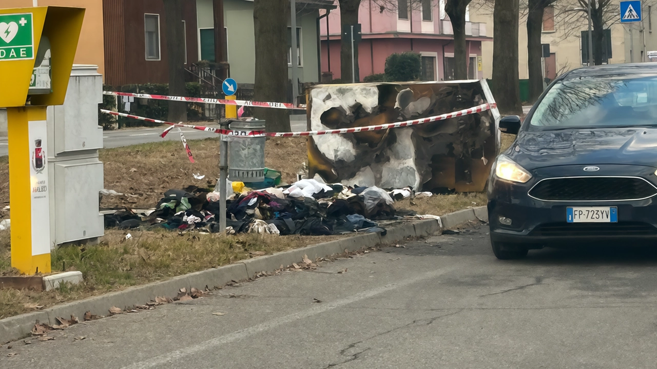 Il cassonetto ribaltato e incendiato a Maleo nella notte di Capodanno Il cassonetto ribaltato e incendiato a Maleo nella notte di Capodanno