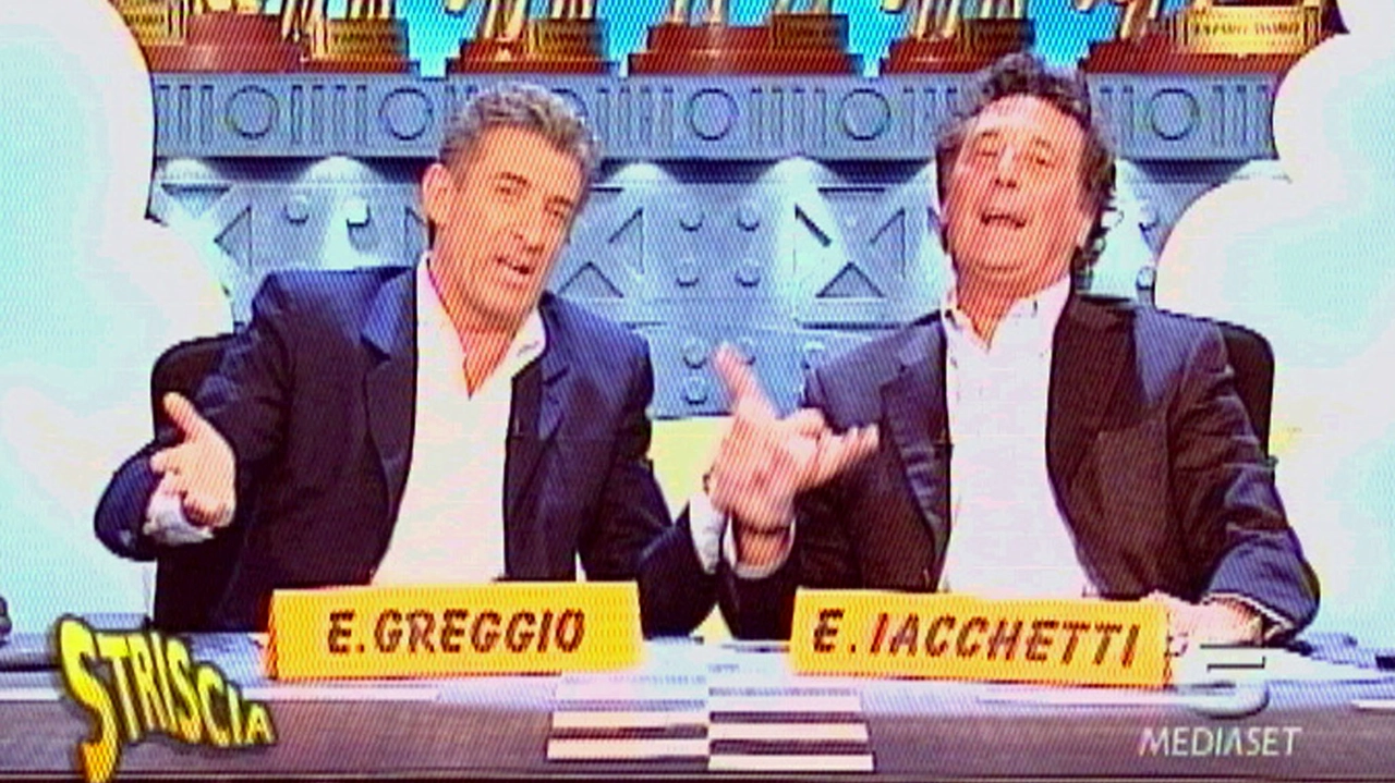 Ezio Greggio ed Enzo Iacchetti al tavolo di Striscia la Notizia: anche i due conduttori sono fra gli imputati nel processo