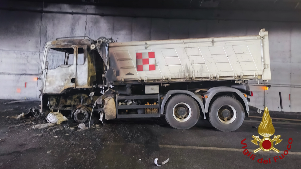 L’incidente sull’asse interurbano tra Mapello e Ponte San Pietro. La due ruote ha preso fuoco e le fiamme si sono estese rapidamente.