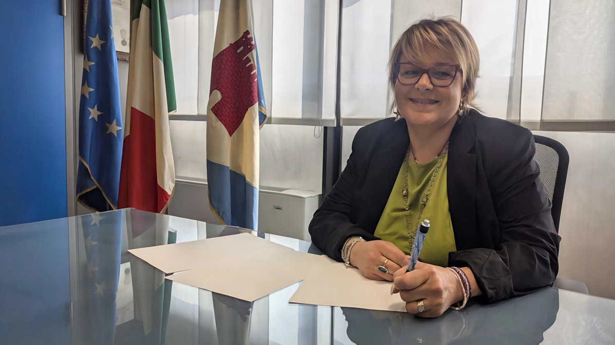 Ilaria Pagani alla scrivania, ha vinto il ballottaggio ed è la nuova sindaca di Saronno Ilaria Pagani alla scrivania, ha vinto il ballottaggio ed è la nuova sindaca di Saronno