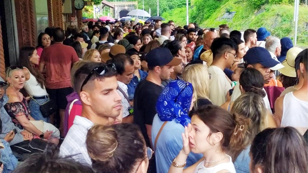 La folla allo scalo di Varenna Esino-Perledo rischia di creare anche problemi di sicurezza per l’attesa lungo i binari La folla allo scalo di Varenna Esino-Perledo rischia di creare anche problemi di sicurezza per l’attesa lungo i binari