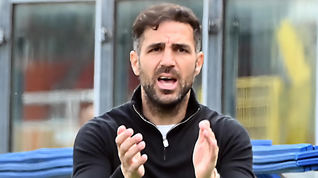 Il Como cerca la quinta vittoria consecutiva contro il Parma, puntando al decimo posto in classifica. Fabregas guida la squadra con determinazione.