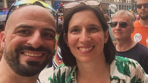 Ivano Cipollaro, la vittima dell'aggressione omofoba, insieme ad Elly Schlein al Milano Pride 2024 Ivano Cipollaro, la vittima dell'aggressione omofoba, insieme ad Elly Schlein al Milano Pride 2024