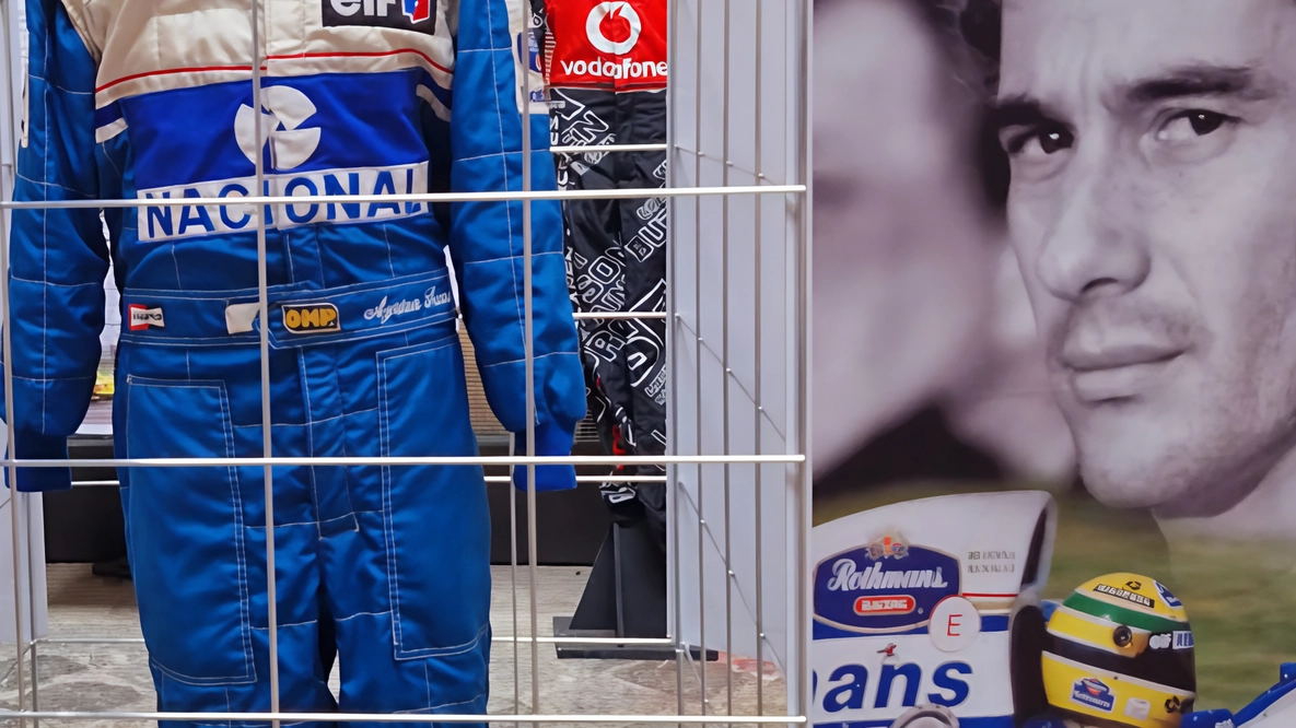 Nelle scuderie di Villa Borromeo sono esposti caschi, tute e fotografie dei piloti che hanno fatto la storia della F1 Nelle scuderie di Villa Borromeo sono esposti caschi, tute e fotografie dei piloti che hanno fatto la storia della F1