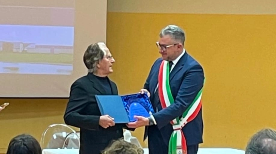 San Rocco al Porto Il sindaco Matteo Delfini consegna la prima cittadinanza onoraria San Rocco al Porto Il sindaco Matteo Delfini consegna la prima cittadinanza onoraria