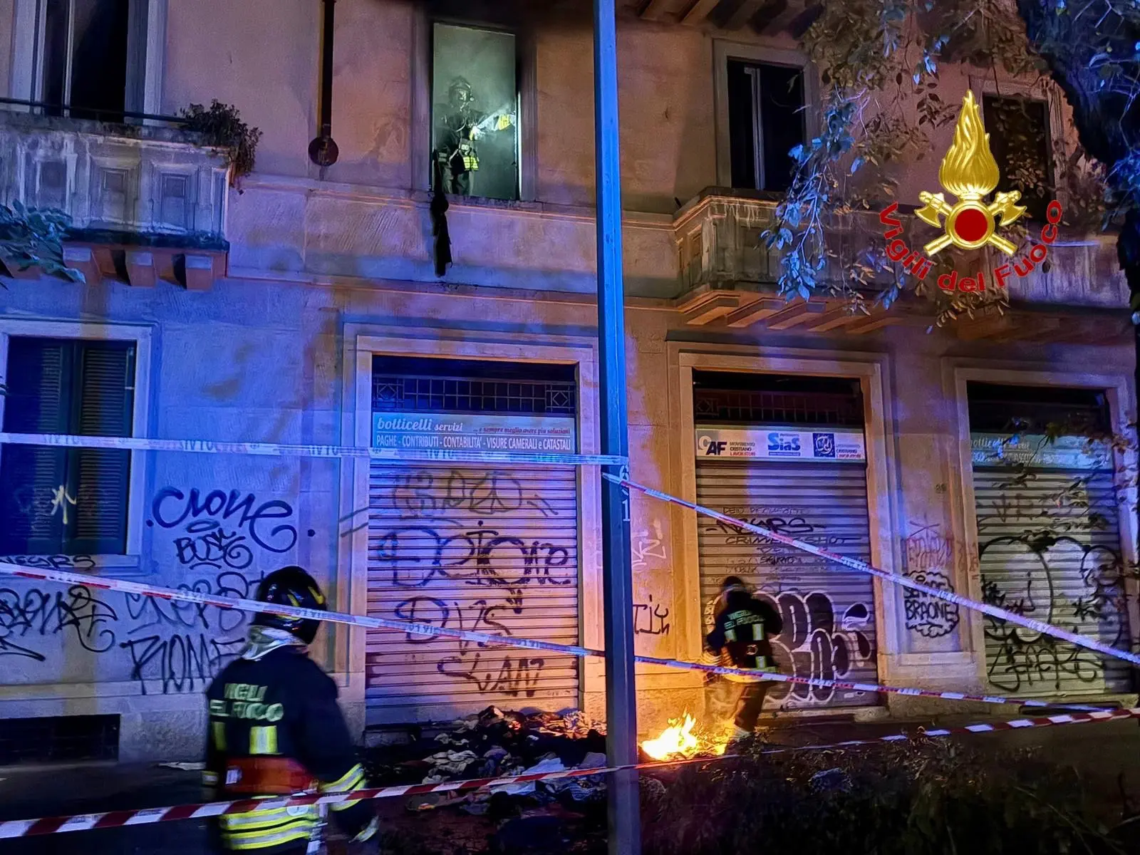 Incendio nella notte in una casa Aler in via Moretto da Brescia: evacuati i condomini