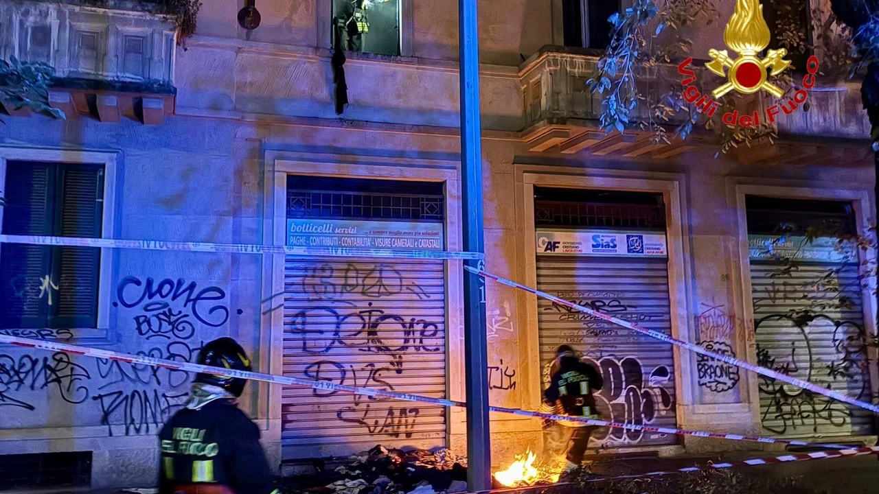 Le operazioni dei vigili del fuoco questa notte a Milano