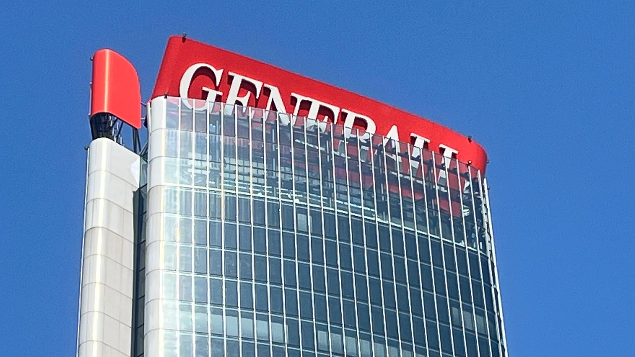 Il cedimento parziale dell''insegna delle Generali collocata sulla sommità della Torre Hadid Il cedimento parziale dell''insegna delle Generali collocata sulla sommità della Torre Hadid