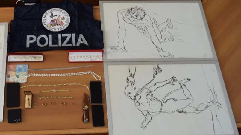 Le litografie e i gioielli rubati all'anzaina a Luino e recuperati dalla polizia Le litografie e i gioielli rubati all'anzaina a Luino e recuperati dalla polizia