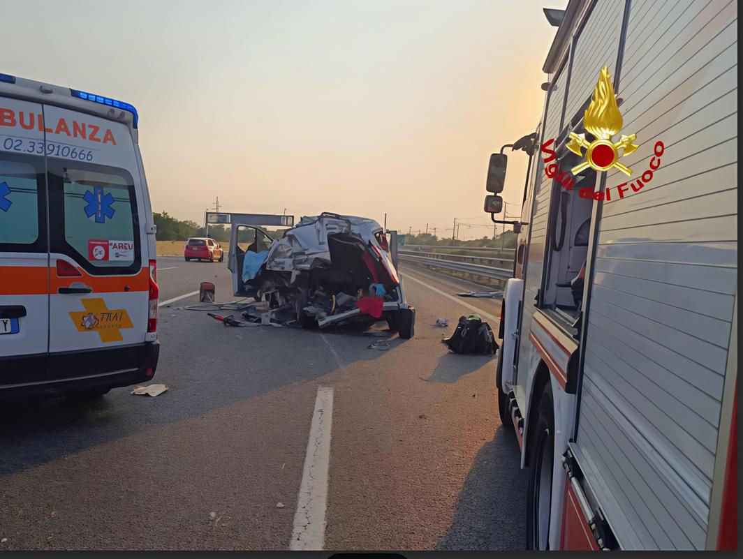 Ancora tir contro auto. Cinque feriti (due bimbi) e l’autostrada chiusa: quattro chilometri di coda